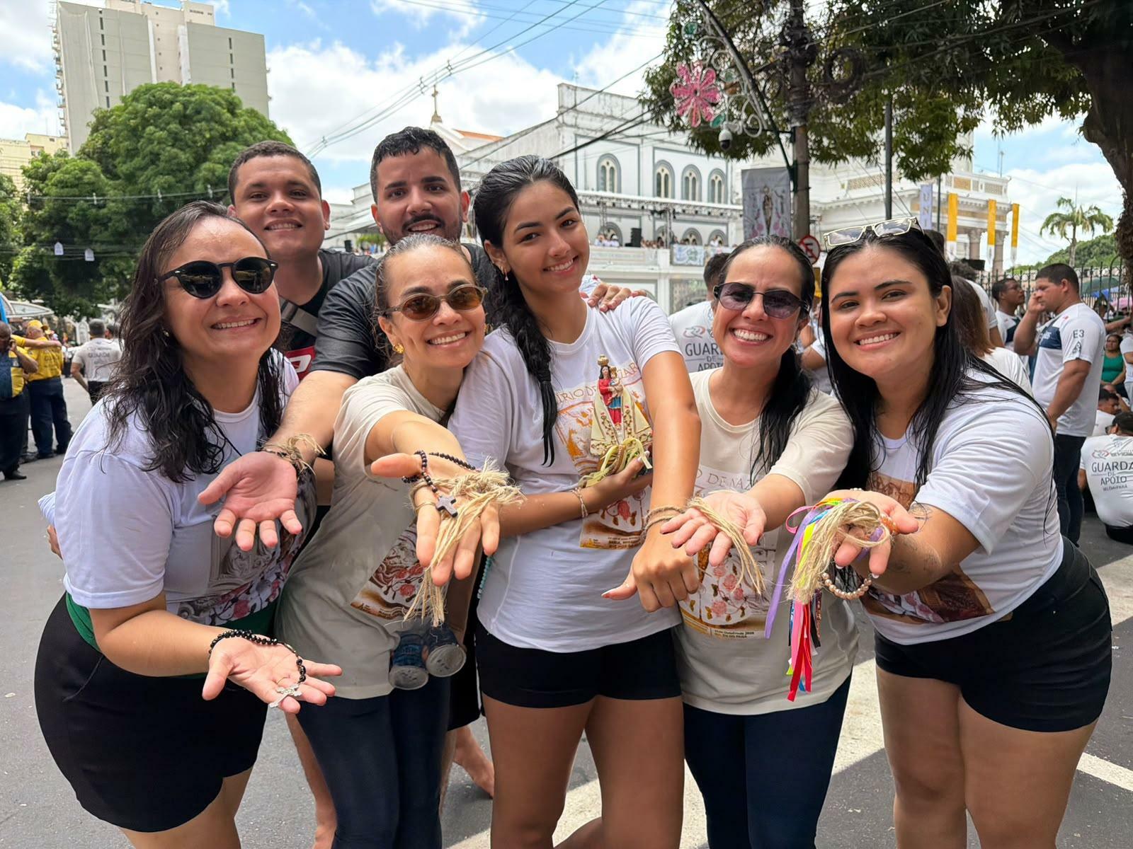 Devotos retornam para casa gratos com pedaços da corda do Círio 2026